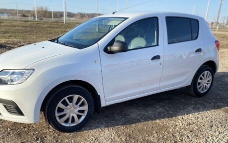 Renault Sandero II рестайлинг, 2019 год, 900 000 рублей, 2 фотография
