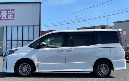 Toyota Noah III, 2020 год, 2 150 000 рублей, 6 фотография