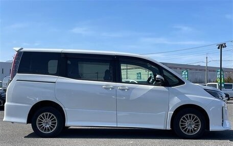 Toyota Noah III, 2020 год, 2 150 000 рублей, 9 фотография