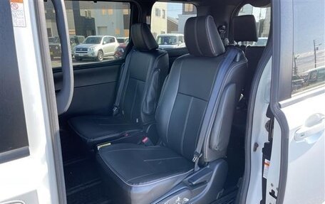 Toyota Noah III, 2020 год, 2 150 000 рублей, 14 фотография