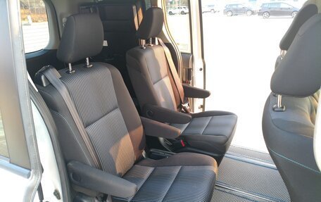 Toyota Voxy III, 2017 год, 2 000 000 рублей, 13 фотография