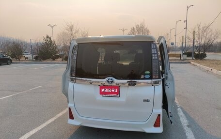 Toyota Voxy III, 2017 год, 2 000 000 рублей, 9 фотография