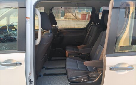 Toyota Voxy III, 2017 год, 2 000 000 рублей, 14 фотография