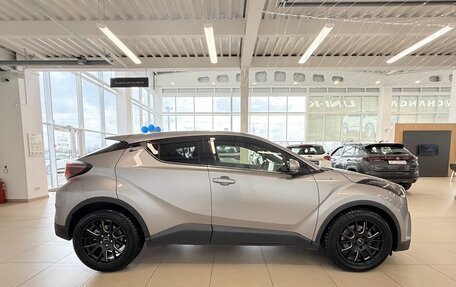 Toyota C-HR I рестайлинг, 2017 год, 1 999 000 рублей, 7 фотография