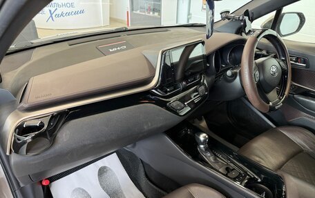 Toyota C-HR I рестайлинг, 2017 год, 1 999 000 рублей, 13 фотография