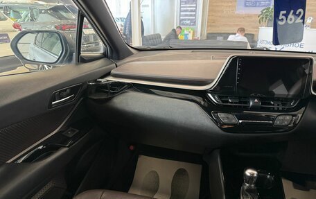 Toyota C-HR I рестайлинг, 2017 год, 1 999 000 рублей, 14 фотография