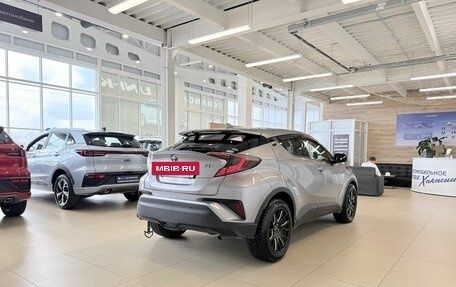 Toyota C-HR I рестайлинг, 2017 год, 1 999 000 рублей, 6 фотография