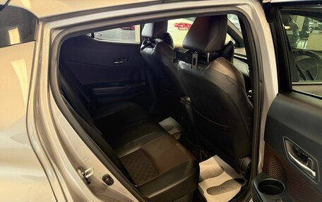 Toyota C-HR I рестайлинг, 2017 год, 1 999 000 рублей, 17 фотография