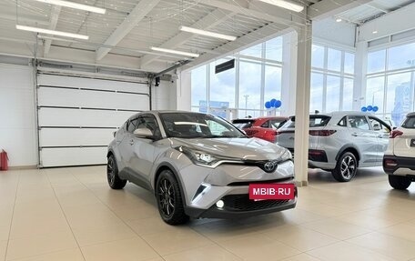 Toyota C-HR I рестайлинг, 2017 год, 1 999 000 рублей, 8 фотография