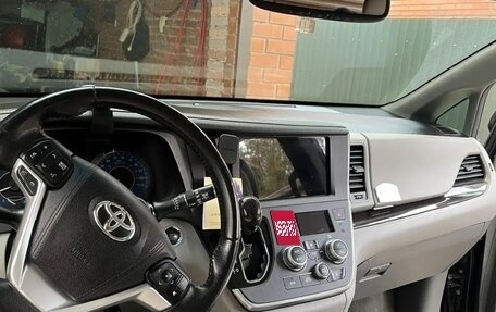 Toyota Sienna III, 2016 год, 2 650 000 рублей, 1 фотография