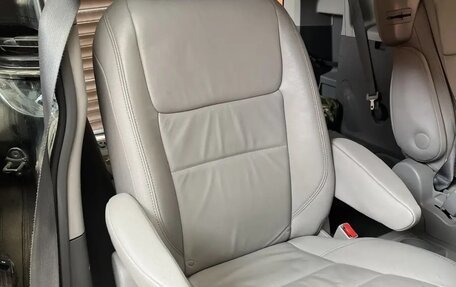 Toyota Sienna III, 2016 год, 2 650 000 рублей, 4 фотография