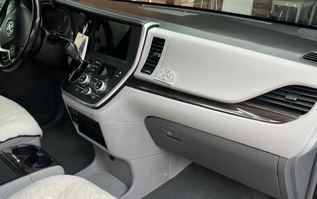 Toyota Sienna III, 2016 год, 2 650 000 рублей, 16 фотография