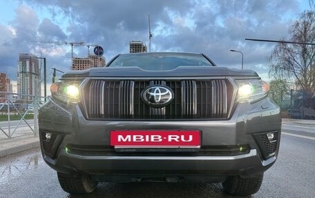 Toyota Land Cruiser Prado 150 рестайлинг 2, 2022 год, 7 000 000 рублей, 10 фотография