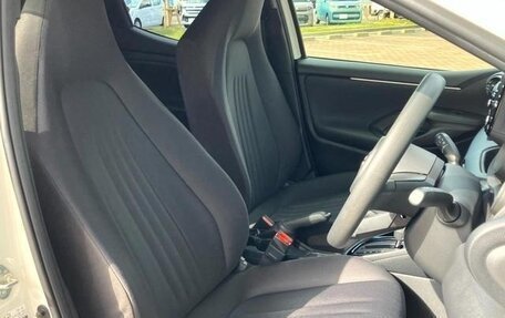 Toyota Yaris, 2022 год, 1 350 007 рублей, 11 фотография