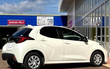 Toyota Yaris, 2022 год, 1 350 007 рублей, 7 фотография
