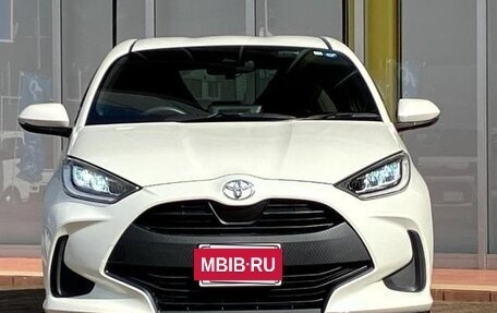 Toyota Yaris, 2022 год, 1 350 007 рублей, 2 фотография