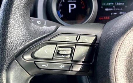 Toyota Yaris, 2022 год, 1 350 007 рублей, 16 фотография