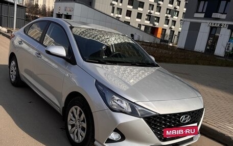 Hyundai Solaris II рестайлинг, 2021 год, 1 570 000 рублей, 2 фотография