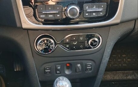 Renault Logan II, 2015 год, 685 000 рублей, 10 фотография