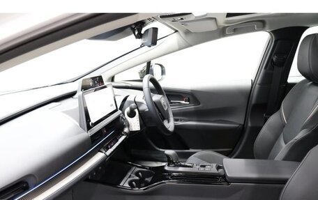 Toyota Prius IV XW50, 2023 год, 2 150 000 рублей, 14 фотография