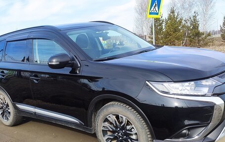 Mitsubishi Outlander III рестайлинг 3, 2021 год, 2 730 000 рублей, 2 фотография
