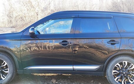 Mitsubishi Outlander III рестайлинг 3, 2021 год, 2 730 000 рублей, 3 фотография