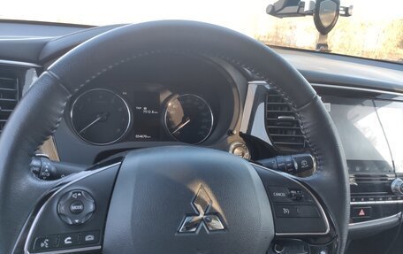 Mitsubishi Outlander III рестайлинг 3, 2021 год, 2 730 000 рублей, 7 фотография