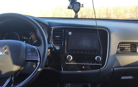 Mitsubishi Outlander III рестайлинг 3, 2021 год, 2 730 000 рублей, 8 фотография