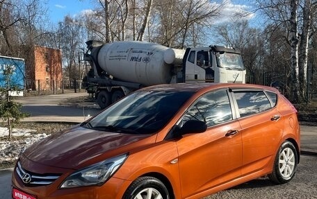 Hyundai Solaris II рестайлинг, 2015 год, 900 000 рублей, 1 фотография