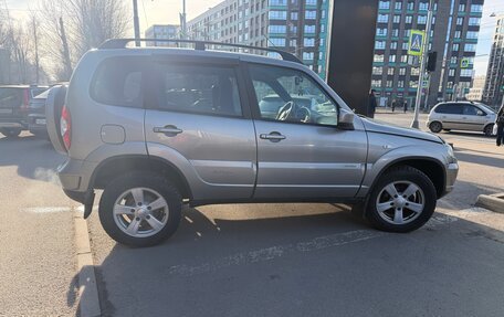 Chevrolet Niva I рестайлинг, 2017 год, 575 000 рублей, 6 фотография