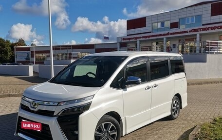 Toyota Voxy III, 2019 год, 2 700 000 рублей, 1 фотография