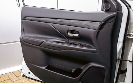 Mitsubishi Outlander III рестайлинг 3, 2016 год, 1 795 000 рублей, 12 фотография