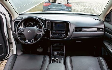 Mitsubishi Outlander III рестайлинг 3, 2016 год, 1 795 000 рублей, 16 фотография