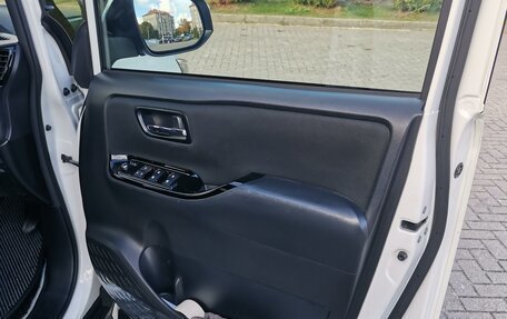 Toyota Voxy III, 2019 год, 2 700 000 рублей, 10 фотография