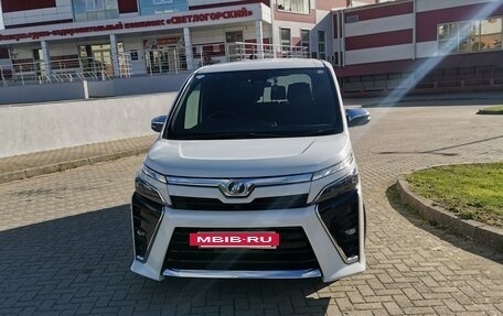 Toyota Voxy III, 2019 год, 2 700 000 рублей, 4 фотография