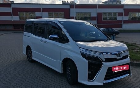 Toyota Voxy III, 2019 год, 2 700 000 рублей, 3 фотография
