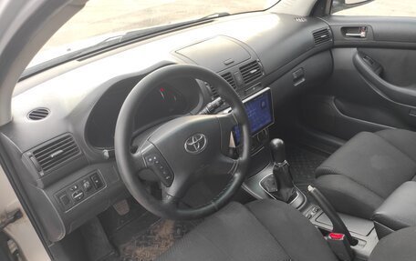 Toyota Avensis III рестайлинг, 2005 год, 620 000 рублей, 24 фотография