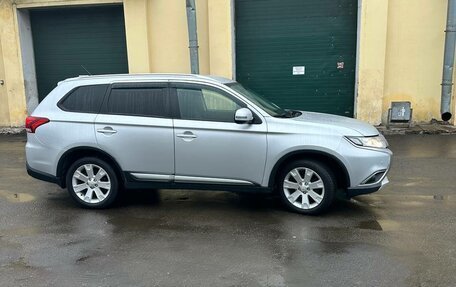 Mitsubishi Outlander III рестайлинг 3, 2016 год, 1 680 000 рублей, 2 фотография