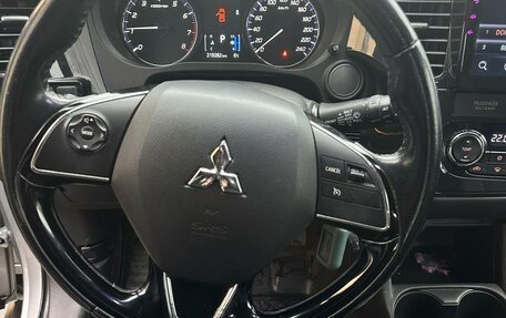 Mitsubishi Outlander III рестайлинг 3, 2016 год, 1 680 000 рублей, 10 фотография