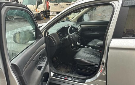 Mitsubishi Outlander III рестайлинг 3, 2016 год, 1 680 000 рублей, 7 фотография