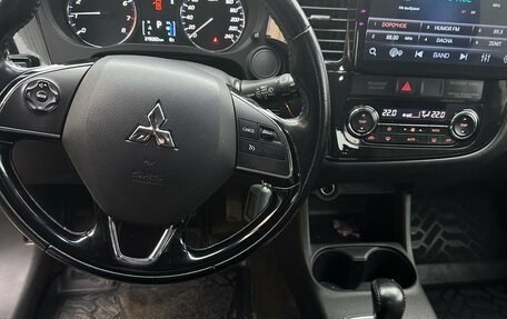 Mitsubishi Outlander III рестайлинг 3, 2016 год, 1 680 000 рублей, 12 фотография