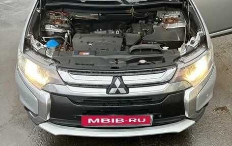 Mitsubishi Outlander III рестайлинг 3, 2016 год, 1 680 000 рублей, 14 фотография