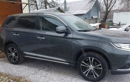 Mitsubishi Outlander III рестайлинг 3, 2019 год, 2 500 000 рублей, 4 фотография