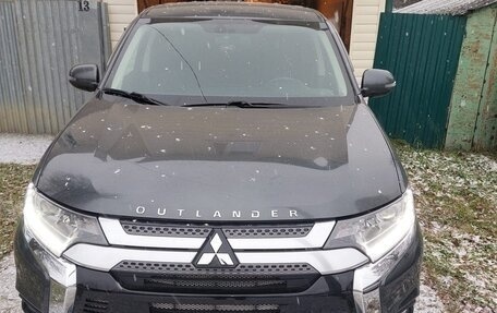 Mitsubishi Outlander III рестайлинг 3, 2019 год, 2 500 000 рублей, 5 фотография