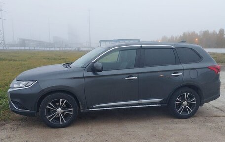 Mitsubishi Outlander III рестайлинг 3, 2019 год, 2 500 000 рублей, 13 фотография