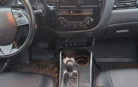 Mitsubishi Outlander III рестайлинг 3, 2019 год, 2 500 000 рублей, 11 фотография