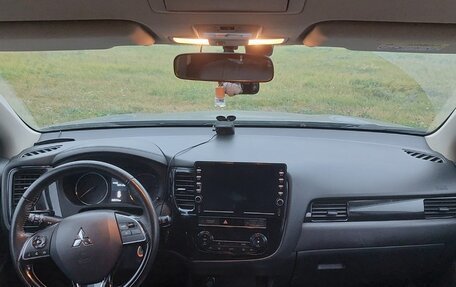 Mitsubishi Outlander III рестайлинг 3, 2019 год, 2 500 000 рублей, 14 фотография