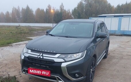 Mitsubishi Outlander III рестайлинг 3, 2019 год, 2 500 000 рублей, 15 фотография