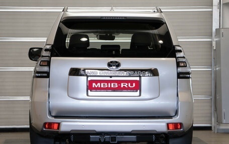 Toyota Land Cruiser Prado 150 рестайлинг 2, 2021 год, 6 490 000 рублей, 5 фотография