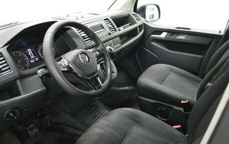Volkswagen Caravelle T6 рестайлинг, 2017 год, 1 975 000 рублей, 8 фотография